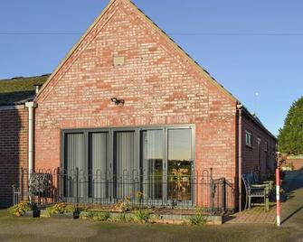 A spacious holiday property for a relaxing break or ideal as a touring base close to Lincoln. - Saxilby - Building