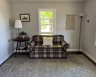 Cottage in Oskar Bay, along Houghton Portage Canal - Houghton - Living room