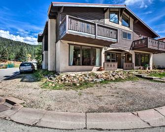Cozy Red River Alpine Condo w/ Mountain Views - Red River - Building