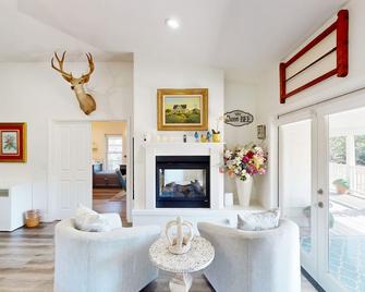 Beautifully renovated working ranch with pool, game tables, fireplaces, & AC - Санта-Роса - Вітальня