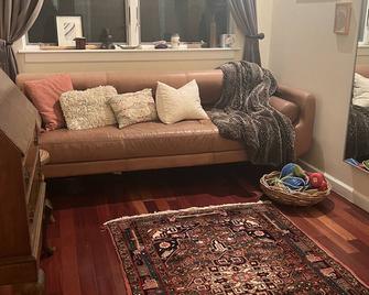 Gorgeous Modern 3-story Brownstone Two Blocks from the Barclays Center! - Brooklyn - Living room