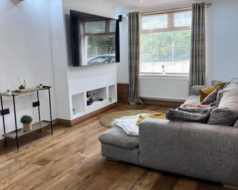 Modern Newly Renovated 3 Story House In - Ebbw Vale - Huiskamer