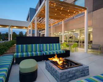 Home2 Suites by Hilton Grand Rapids Airport - Kentwood - Innenhof