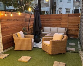 Affordable Furnished LuxuryTownhouse near Stadiums In Baltimore Pig Town. - Baltimore - Patio