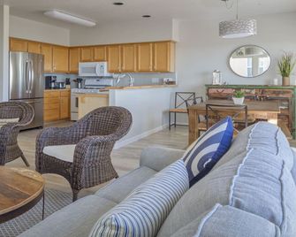 Ocean View Condo in Prime Location - Cayucos - Living room