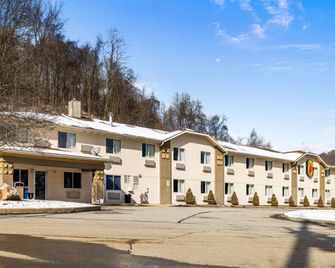 Super 8 by Wyndham Pittsburgh/Monroeville - Pittsburgh - Building