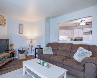 Jelinek Hideaway Unit 1 - Modern 2br Apartment - Schofield - Living room