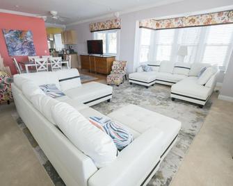 Getaway with river views - 3 bed, 2.5 bath condo on the St. Clair River, U4 \n - Marysville - Living room