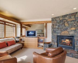Private End Condo on Superior w/ Panoramic Views! Fireplace & Private Sauna! - Grand Marais - Living room