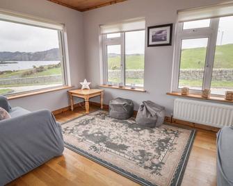 RANNY ROE, pet friendly, with open fire in Portsalon, County Donegal - Buncrana