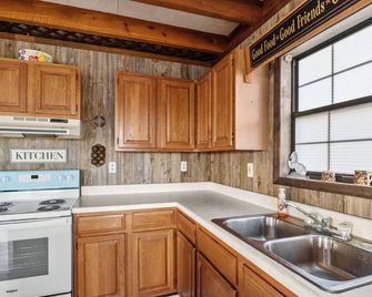 Peaceful cabin with a lovely view of the TN river---the PERFECT weekend getaway! - Waverly - Cocina