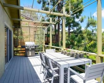 West Side Beach Living At Its Best, Ultra Contemporary Home pacific palisades - Los Angeles - Patio