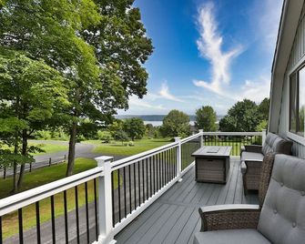 Whole House, Scenic Post and Beam Home Overlooking Canandaigua Lake! Sleeps 10 - Canandaigua - Balkon