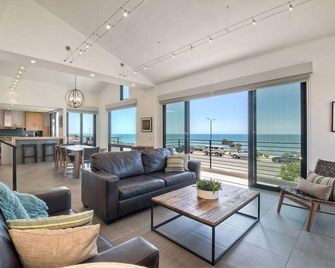 Seaside Entire Home - 4 bedroom / 3 bath - Carlsbad - Sala de estar