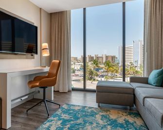 Cambria Hotel St. Petersburg-Madeira Beach Marina - Madeira Beach - Вітальня