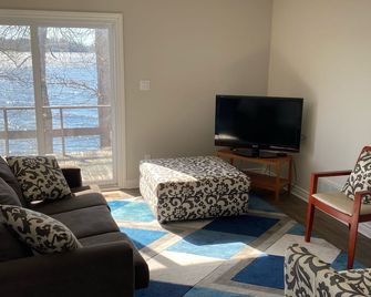 Lakefront Getaway – Swim, relax, and unwind by the water - Cobden - Living room