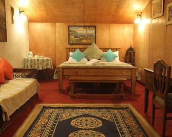 Frozen Woods Resorts - Mukteshwar - Bedroom