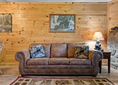 Bear Cub Retreat - Gatlinburg - Living room