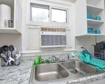 Cozy 1-bedroom condo in Burlington, pet friendly - Burlington - Kitchen