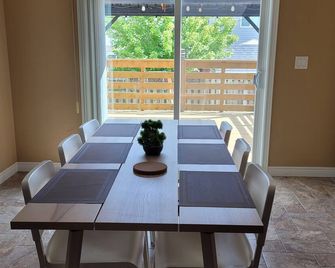 Huge Family home sleeps 10 with 3 parking spots - Kitchener - Dining room