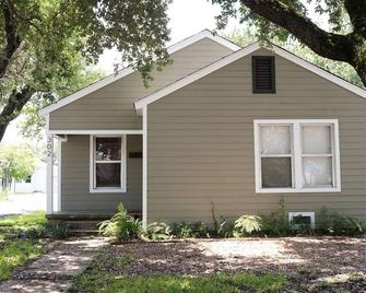 7 Minute Walk to Kyle Field - Charming Cottage - College Station - Building