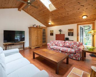 Beautiful Waterfront cottage at Bird Lake, Muskoka, with long water line - Bracebridge - Living room