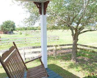 Gander's Down 1 Bedroom Ranch Amazing Cottage - Flatonia - Patio