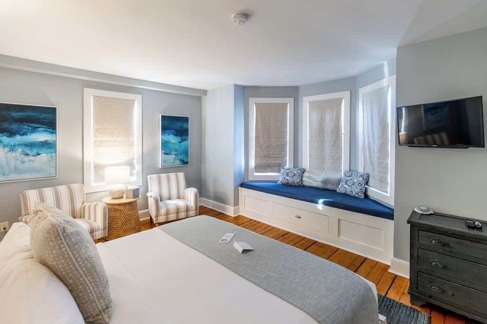 Town & Tide Inn thumbnail 3