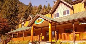 Sasquatch Inn - Harrison Hot Springs - Building