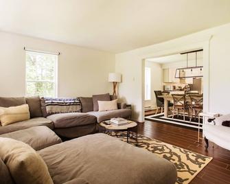 Cheery 4 Br Country Farmhouse Near Baseball And Skiing! - Bloomville - Sala de estar