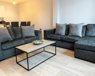 Cosy Flats Near Heathrow, Group Bookings - Hounslow - Living room