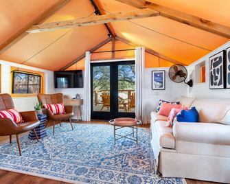 Glamping Vacations in a Luxury Tented Cabin near River Guadalupe, in Ingram, Texas - Hunt - Living room