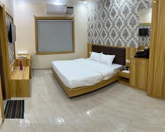 Palm Tree Haven - Bhubaneswar - Bedroom