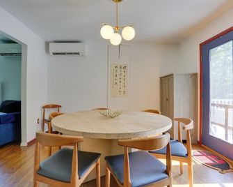 Woodstock Getaway with Hot Tub about 2 Mi to Dtwn! - Woodstock - Essbereich