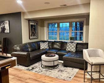 Derby Getaway: Spacious 6 Bed, Walkout Basement - Louisville - Sala de estar