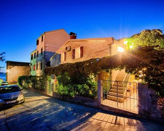 Apartments by the sea Komiza, Vis - 2450 - كوميزا - مبنى