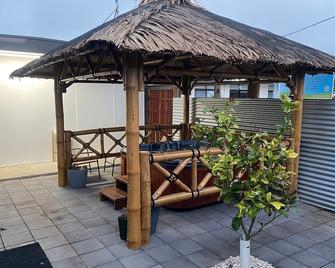 Relaxed, beachy 2 bed apartment, only 1.9kms from the beach, close to shops - Kingscote - Patio