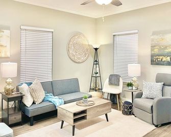 Charming & Chic Bayou Cottage Minutes From Nola - Westwego - Sala de estar