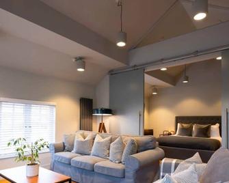 Stylish Luxury Apartment in The Centre of Henley - Henley-on-Thames - Living room