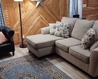 Escape to The Red Barn! Unique Private Cabin; 8 acres w/Firepit & Stocked Pond! - Peebles - Living room