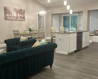 Upscale Home! 4 Min From Lake Allatoona! 18 Min from LakePointe Sports Complex! - Woodstock - Huiskamer