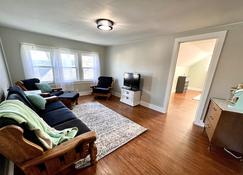 Updated 1 Bedroom that allows pets - perfect for healthcare travelers - Norfolk - Living room