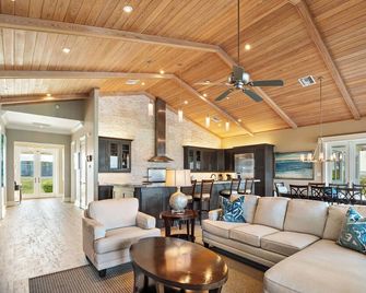 New to Vrbo: Elysium Point Beachfront Villa With Pool, Hot Tub, & Private Beach - Rokers Point Settlement - Lounge