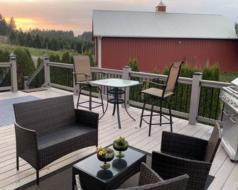 Wounded Knee Ranch at the Red Hills. Full separate and private suite with deck - Newberg - Balcón