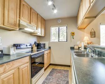 Cozy Mammoth Lakes Studio 5 Mi to Ski Slopes - Mammoth Lakes - Kitchen