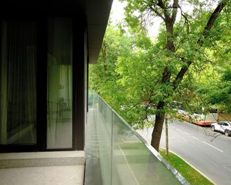 Room 12 - Bucarest - Balcón