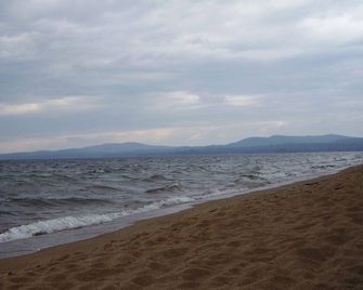 Private setting Sparkling Lake Sebago. Newly Renovated spring 2025. - Casco - Playa