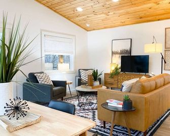 The Aerie ~ A Modern Retreat at Double Bridges - Mountain View - Wohnzimmer