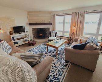 Need a latitude adjustment? Come spend some time at our cozy house on the bay. - Grand Marais - Living room