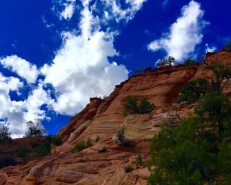 Red Cliffs Rental - Kanab - Building